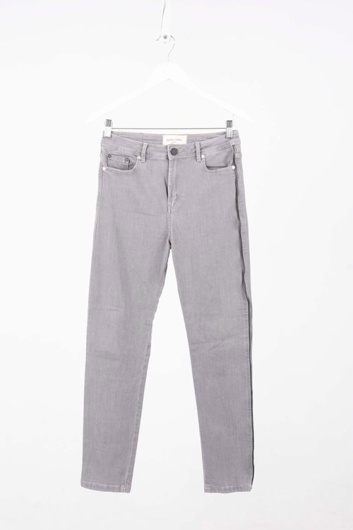 Jean Jazmin Chebar T: 26