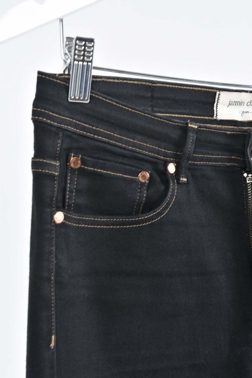 Jean Jazmin Chebar T: 28