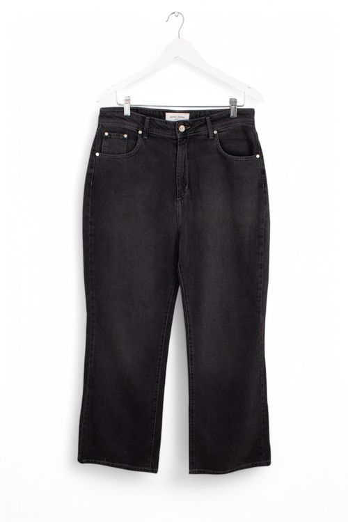 Jean Jazmin Chebar T: 48