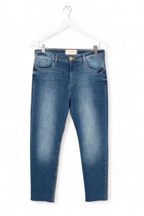 Jean Jazmin Chebar T: 42