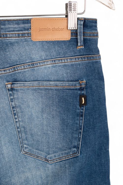 Jean Jazmin Chebar T: 42