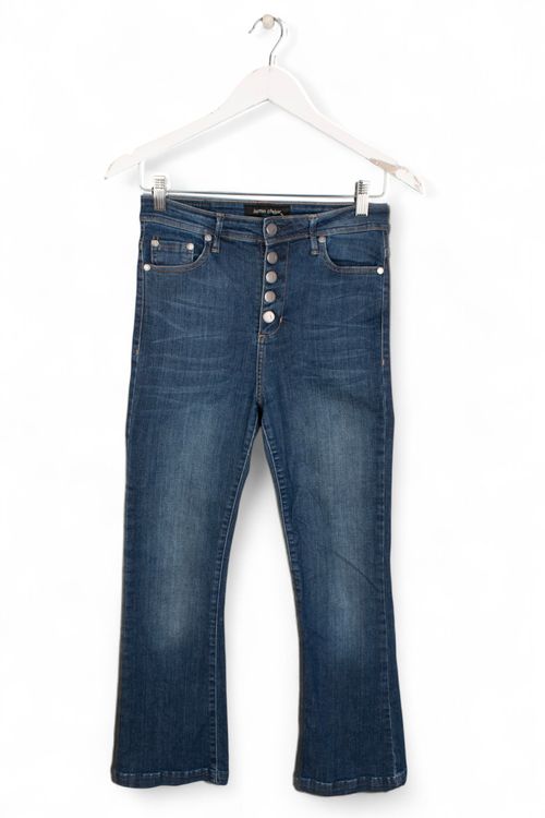 Jean Jazmin Chebar T: 38
