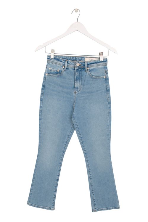 Jean Jazmin Chebar T: 38