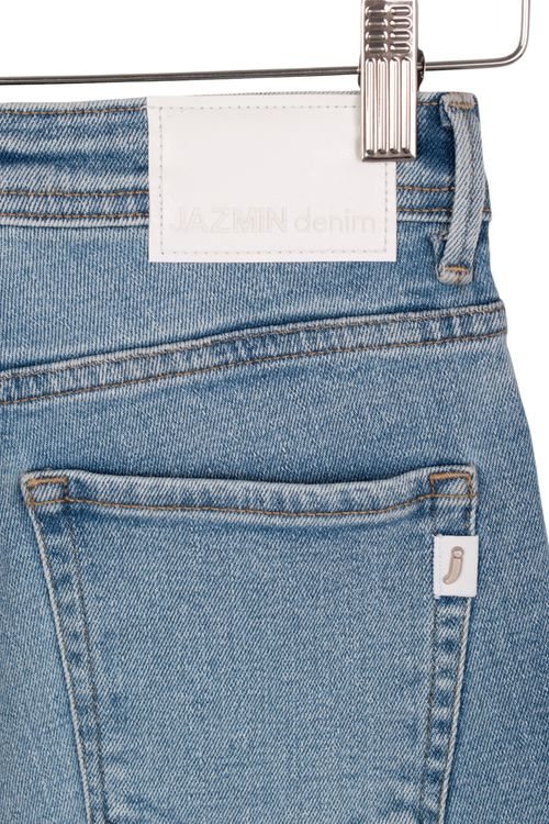Jean Jazmin Chebar T: 38