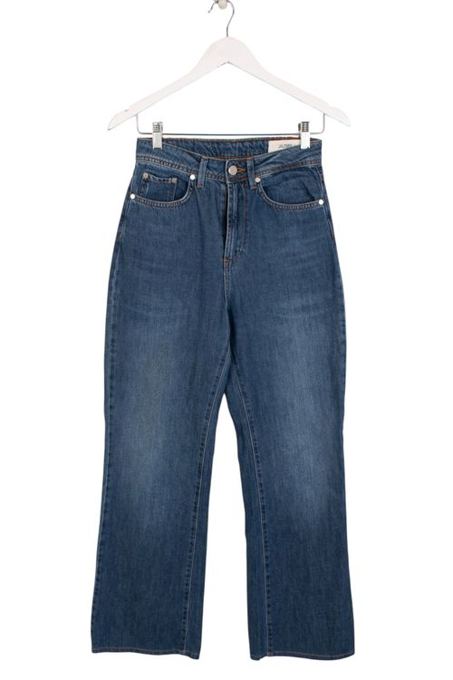 Jean Jazmin Chebar T: 36
