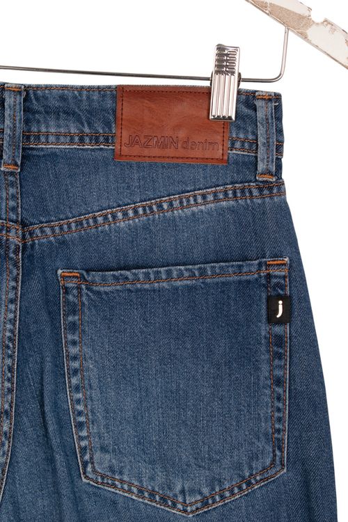 Jean Jazmin Chebar T: 36